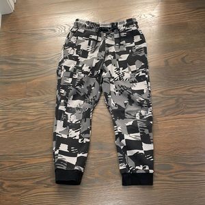 BOYS NIKE SPORTSWEAR ALLOVER PRINT TECH FLEECE JOGGER PANTS - SIZE L